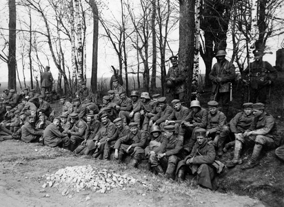 Official photograph taken on the British Western Front showing group of soldiers, 1917-1918 (photograph)