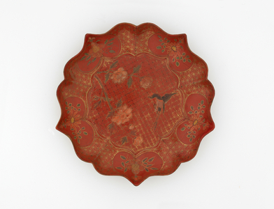 Lacquered dish with incised gold and painted decoration, 16th-17th century (red lacquer with pigments and gold on wood core)