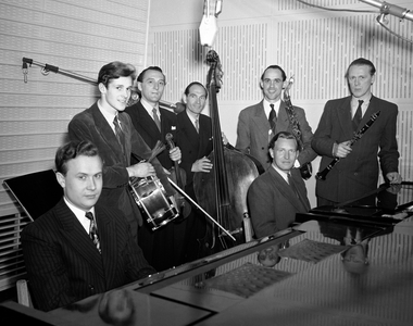 Oslo 19510418 Leif Flisnes Orchestra plays in NRK Studio. Leif Flisnes on saxophone. …, 1951 (photo)