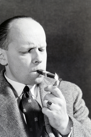 A man smoking a cigar for an advertising campaign, Germany 1930s (b/w photo)