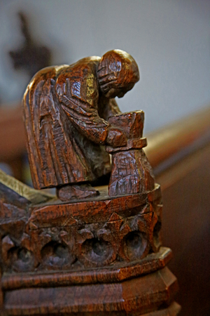 Earl Soham: Poppyhead carved wooden bench (photo)