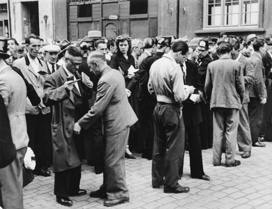 Detectives looking through passers-by in Hamburg, 1948 (photo)