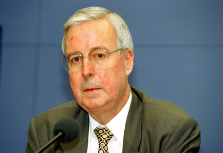 Dr. Dieter Dräger (GER CEO RWE-DEA AG) during a press conference,..., 2000 (photo)