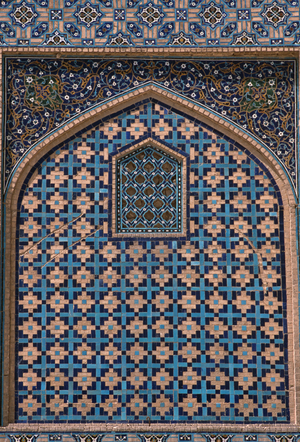 Decorative tilework of the facade (photo)