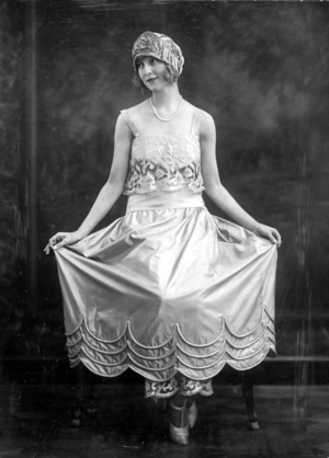 Women's fashion from 1922 (b/w photo)