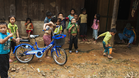 Kids playing together, Luang Prabang, Laos (photo)