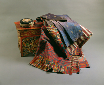 The queens of the first and second kings wore finely woven cotton and silk dresses called kushuethara which came from the royal homelands of Kurtue