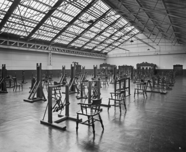 Military hospitals: Rehabilitation equipment at Pilkington Special Hospital in St Helens, September 1918 (b/w photo)