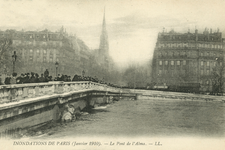 Le Pont de l'Alma, flooding in Paris, January 1910 (b/w photo)