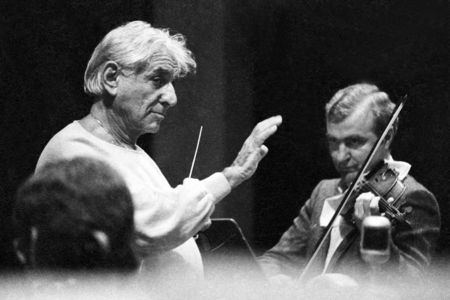 Conductor Leonhard Bernstein with musicians during an orchestra rehearsal ..., 1984 (photo)
