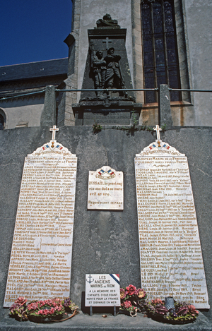 !914-1918 War memorial to sailors and soldiers from Ushant, Lampaul Chuch, Island of Ushant, Brittany, France (photo)