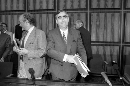 Otto Graf Lambsdorff (L, Germany FDP Federal Chairman) and Finance Minister Theo Waigel..., 1990 (photo)