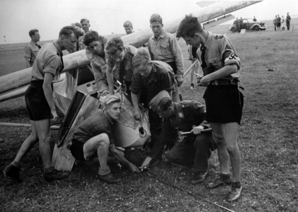 WW2 - Flieger Hitler Youth 1944 (photo)