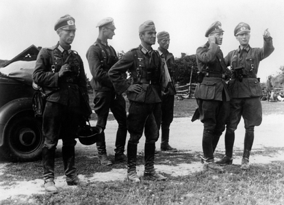German officers during the fights at Mogilev, 1941 (b/w photo)