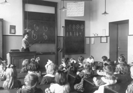 Object lesson for the students of the Rückert School in Berlin, 1919 (b/w photo)