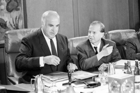 Federal Chancellor Helmut Kohl (L, Germany CDU) talking to Chancellor Minister Friedrich..., 1992 (photo)