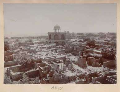 Village inside Purana Qila, View around Sher Mandal, ca. 1908-1911 (b/w photo)