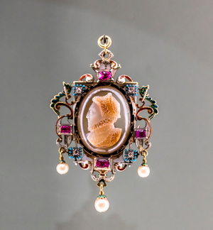 Cameo: Elizabeth 1st of England (1533 - 1603),1575 (Sardony,gold,enamel,garnets,pearls)