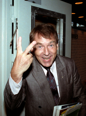 Oslo 19890830. Left leader Arne Fjørtoft shows the V-sign for the Left and for victory in the election …, 1989 (photo)