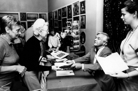 Singer Theo Adam (GDR) signs autographs to his fans during a book presentation in Dresden..., 1986 (photo)