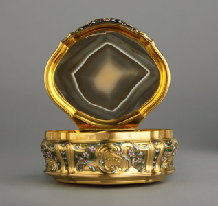 Snuff box, Paris, 1738-39 (gold, enamel & agate)