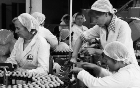 DEU, Germany, Iserlohn: Workplace at the pharmaceutical production Medice …, 1980 (photo)