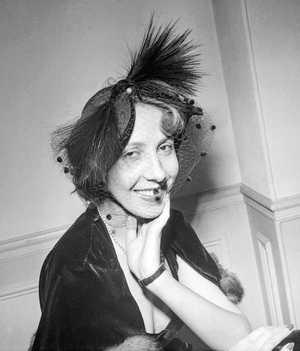 Special hat wich can be used as a bra too, made by Suzanne Rabot, Paris, November 27, 1950 : here as a hat (b/w photo)