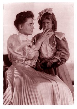 Helen Keller reading a girl's lips in 1907