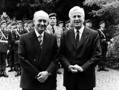 Richard von Weizsaecker and Georges Vassiliou, 1989 (photo)