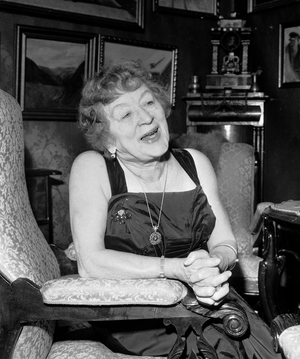 Oslo 19630806 revival queen, artist and actor Lalla Carlsen. Interview situation in the home …, 1963 (photo)