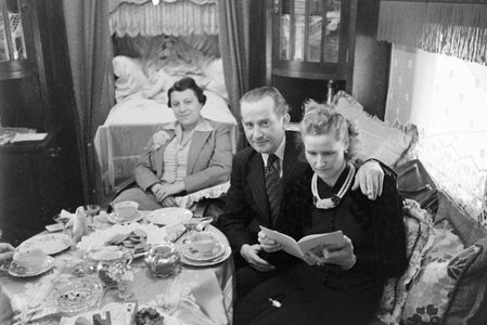 An afternoon spent with coffee and cakes in Karlsbad, Germany 1930s (b/w photo)