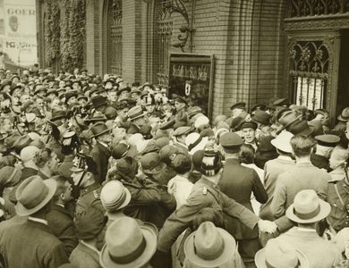 World economic crisis: banks, stock market, Crowd at the reopening of the Sparkasse in Berlin, 1931 (b/w photo)