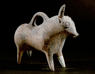 Clay vessel in the form of a bull (clay)