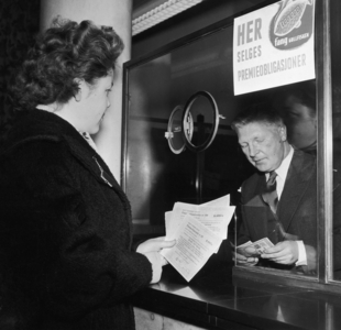 Oslo 19550415 Premium bonds are sold …, 1955 (photo)