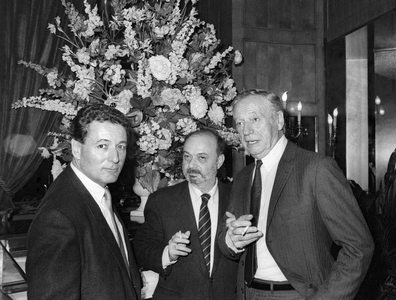 French director Claude Berri and Yves Montand during the dinner for film "Manon des sources" at Fouquet's, Paris, 18 November 1986 (photo)