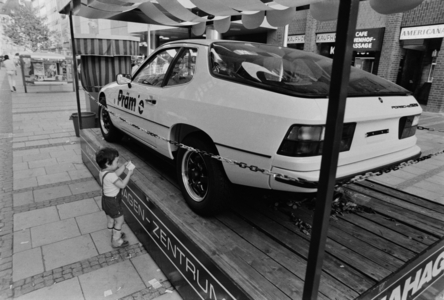 Child in front of a car (b/w photo)