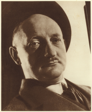 Le cycliste français Jean Robic lors d'une course cycliste, circa
