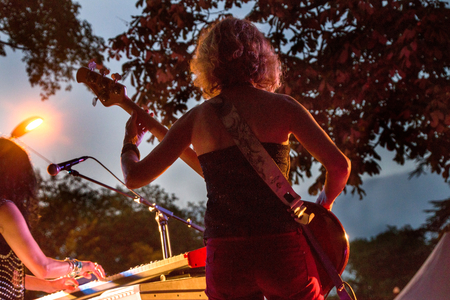Female bass guitarist (photo)