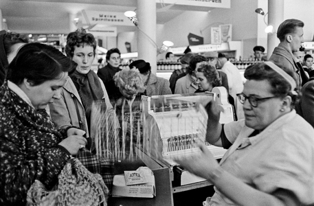Shoppers in a state- owned store in Magdeburg, the firstself- service store in town …, 1959 (photo)