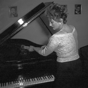 German actress, singer and dancer Evelyn Kuenneke at her grand piano with an axe, Germany 1956