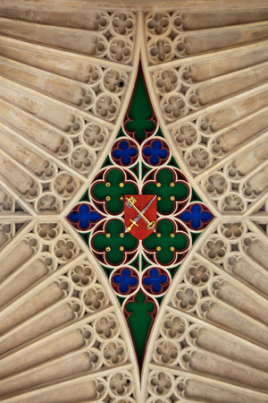 Fan-vaulted ceiling with coat of arms, Bath Abbey, UK, 2010 (photo)