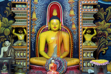 Sri Lanka: Buddha statue, Medawala Rajamaha Viharaya (Tempitiya Vihara), north of Kandy