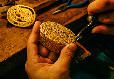 A gold filigree box from a Spanish shipwreck is repaired., 1990 (photo)