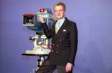 ZDF journalist Alexander Freiherr von Sobeck-Skal in the photo shoot 005b People kbneg xng 1997 across TV, Studio..., 1997 (photo)