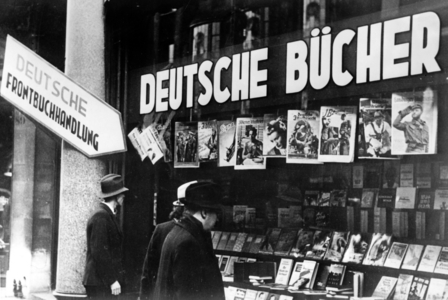 II. WK - Front bookstore in Antwerp, 1940 (photo)