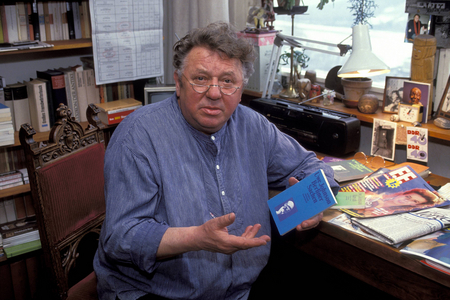 Actor Kurt Böwe (GDR) with an Uwe Johnson book, people; 1990 ..., 1990 (photo)