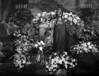 Oslo 19430319. Sculptor Gustav Vigeland funeral. Sculpture of Vigeland in the middle …, 1943 (photo)