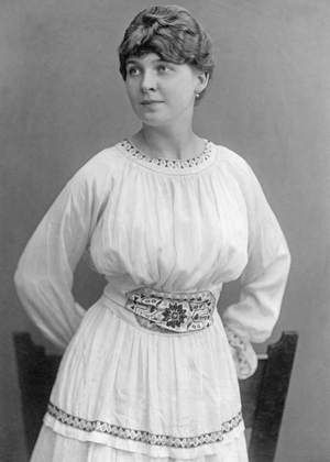 Women's fashion, 1918 (b/w photo)