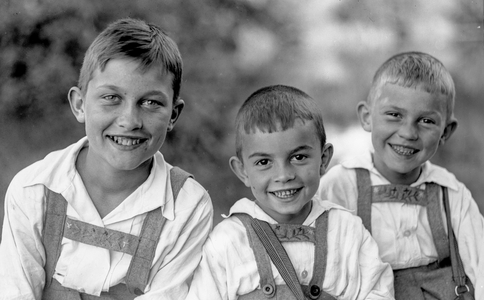 Sons of Dr. Fritz and Verna Jatho Wentzel, Volkmar Kurt Wentzel, Wilfred Wentzel, and…, 1920 (photo)