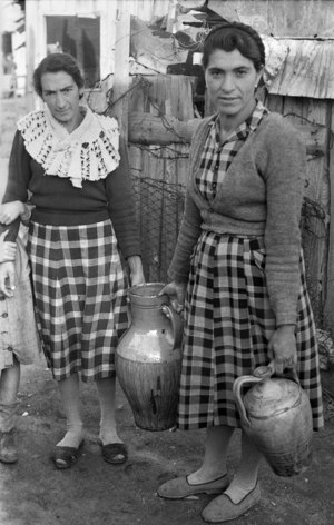 CROTONE - NO WATER IN THE HOUSES OF THE WORKERS' VILLAGE, 1957 (photo)